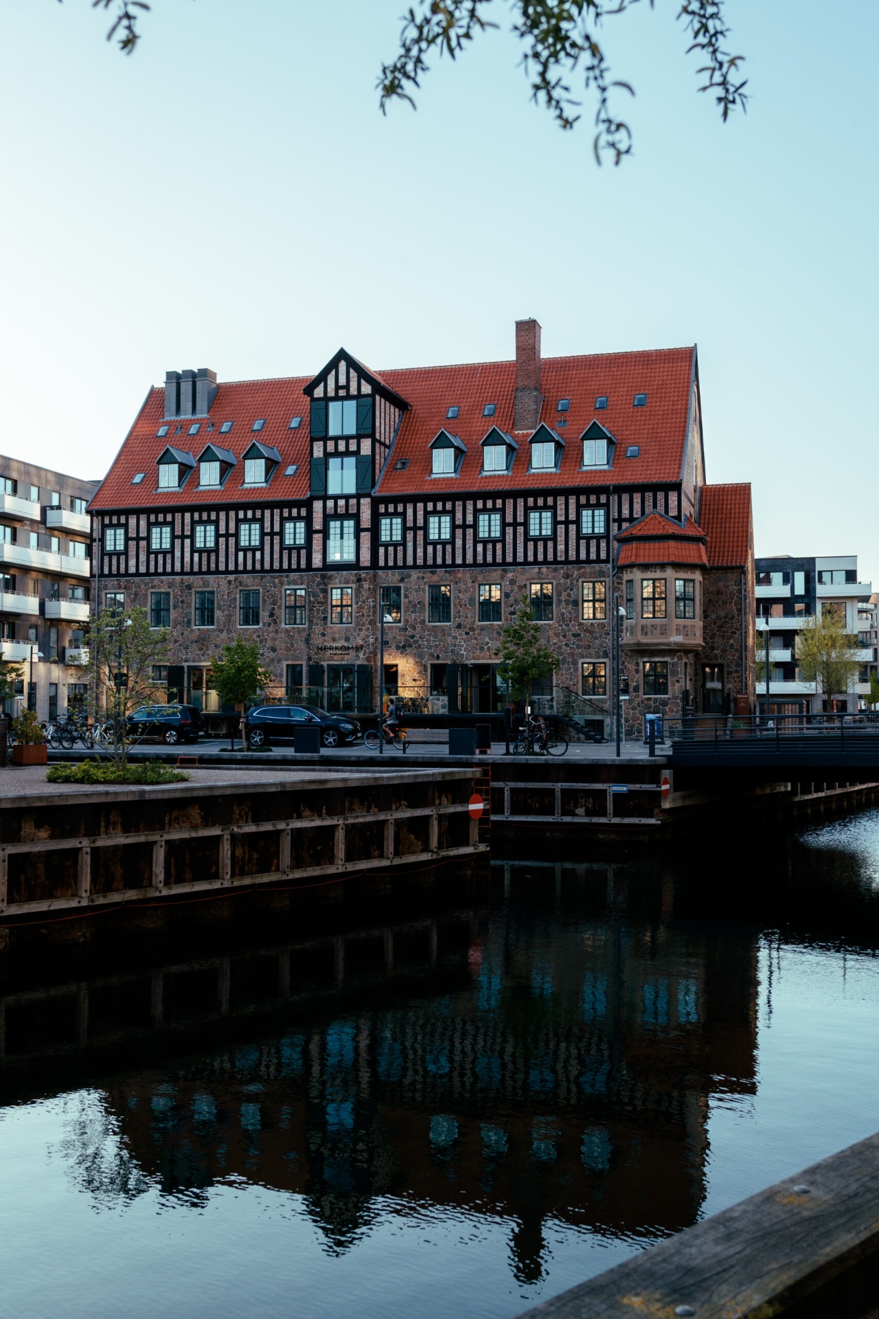 Herkomsts historiske pakhusfacade i aftenlys